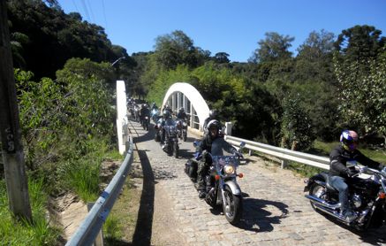 Motociclistas, motoqueiros e adeptos percorrem a Estrada da Graciosa em pequenos ou grandes grupos. Cautela sempre. (Foto divulgação)